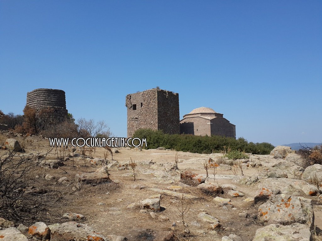Behramkale'de yer alan antik kente ait surlar ve tarihi Hüdavendigar Camii