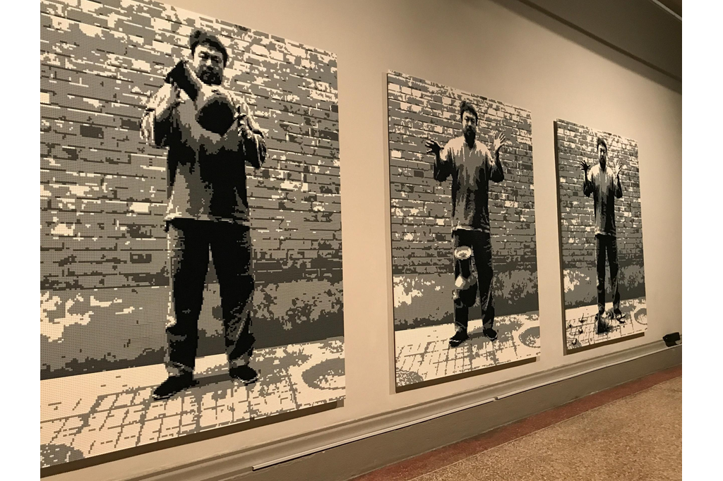 SSM'de Ai Weiwei'ye ait bu üç fotoğrafın legodan yapılmış halini bulabilirsiniz. Buradaki amaç tabuları kırabileceğimizi göstermek ve bundan dolayı üzülmemek gerektiğine çarpıcı bir yaklaşım sergileniyor.