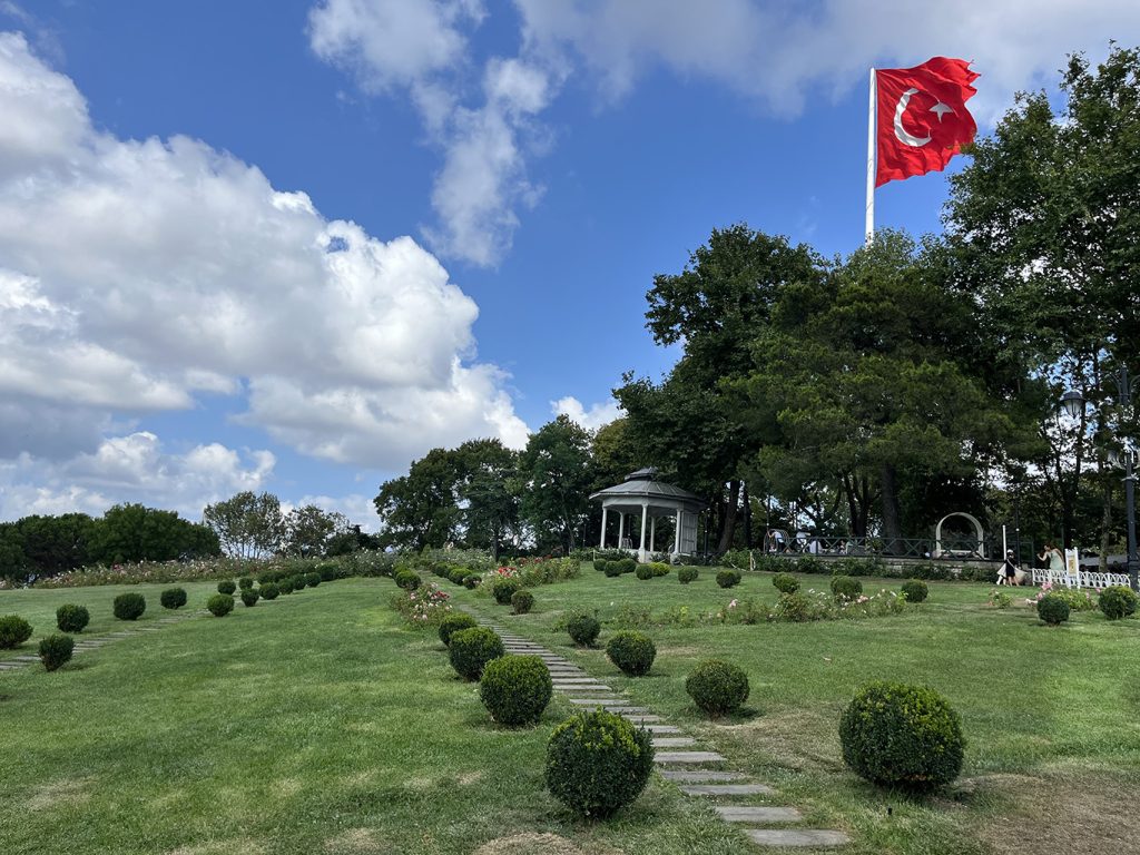 İstanbul'da gezilecek yerler, Çamlıca Tepesi ve güzel bahçe peyzajından bir kare